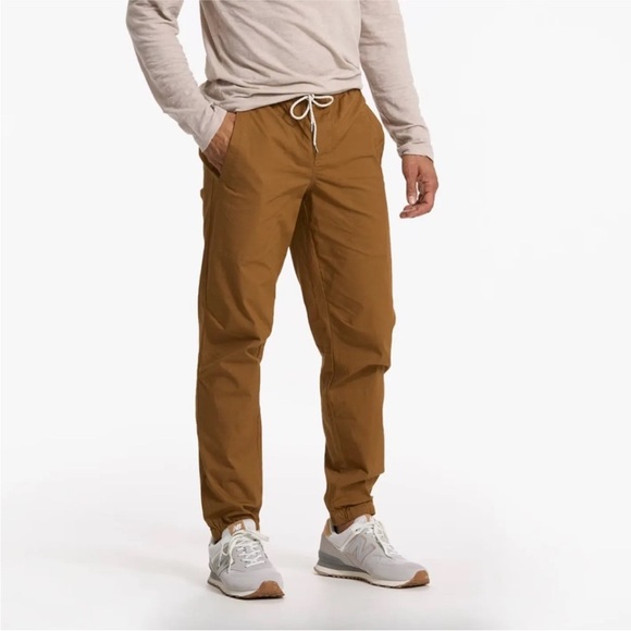 Vuori Ripstop Traveler Joggers in Caramel